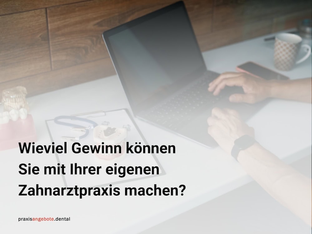 Laptop-Arbeitsplatz mit Zahnmodellen und Instrumenten – Symbol für Gewinnpotenzial einer Zahnarztpraxis, erstellt von praxisangebote.dental