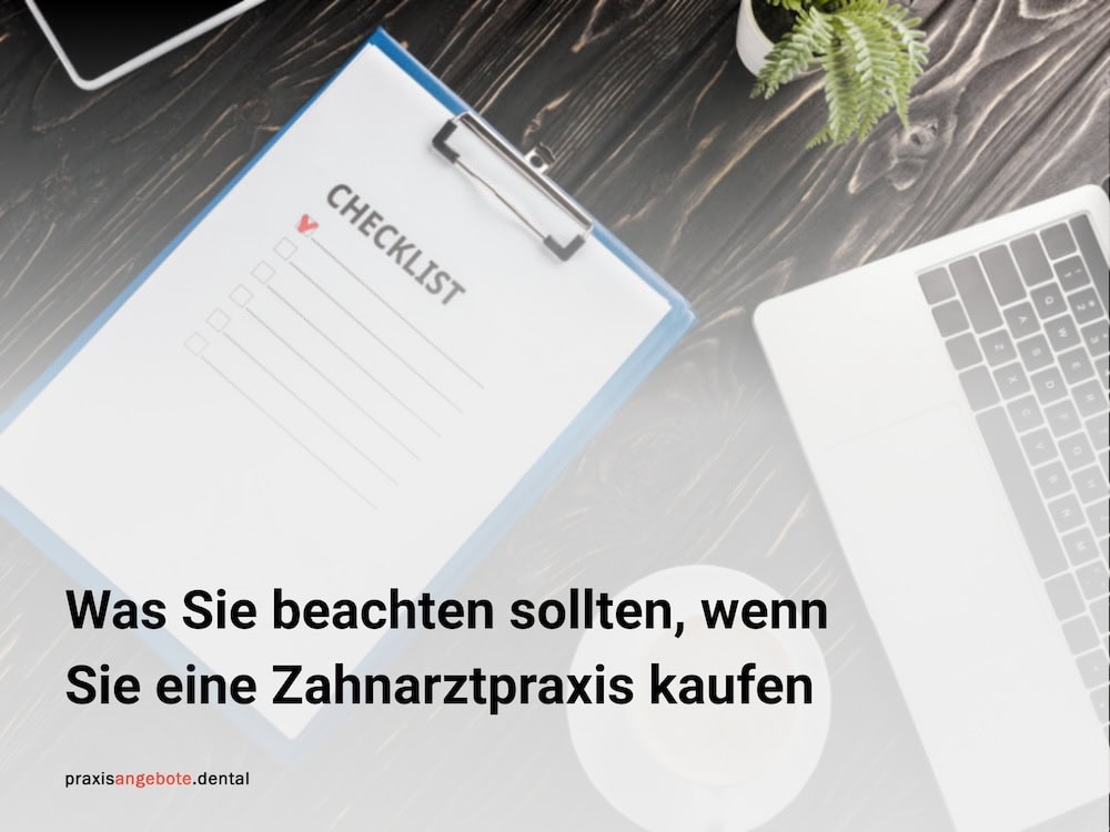 Checkliste neben Laptop und Kaffeetasse – Symbol für wichtige Schritte beim Zahnarztpraxis-Kauf, erstellt von praxisangebote.dental