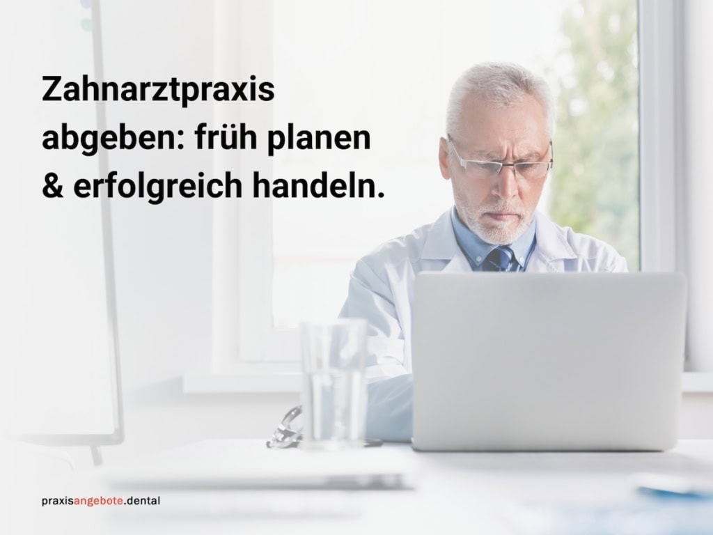 Zahnarzt im weißen Kittel arbeitet am Laptop – Symbol für frühzeitige Planung bei Praxisabgabe, dargestellt von praxisangebote.dental
